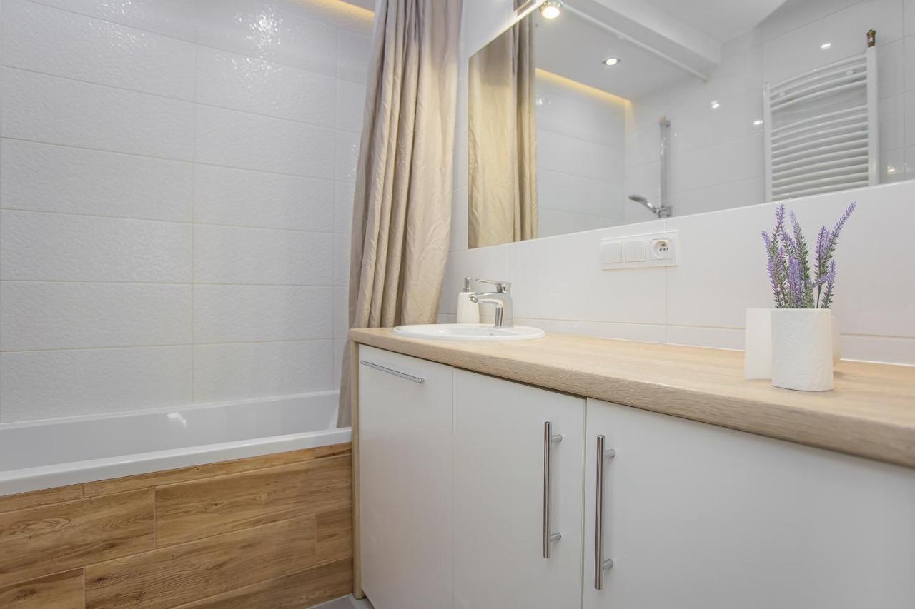 Urban Jungle Apartment In The City Center ビャウィストク エクステリア 写真